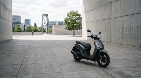 Scooter 125cc moderne garé dans un environnement urbain minimaliste illustrant la valeur résiduelle